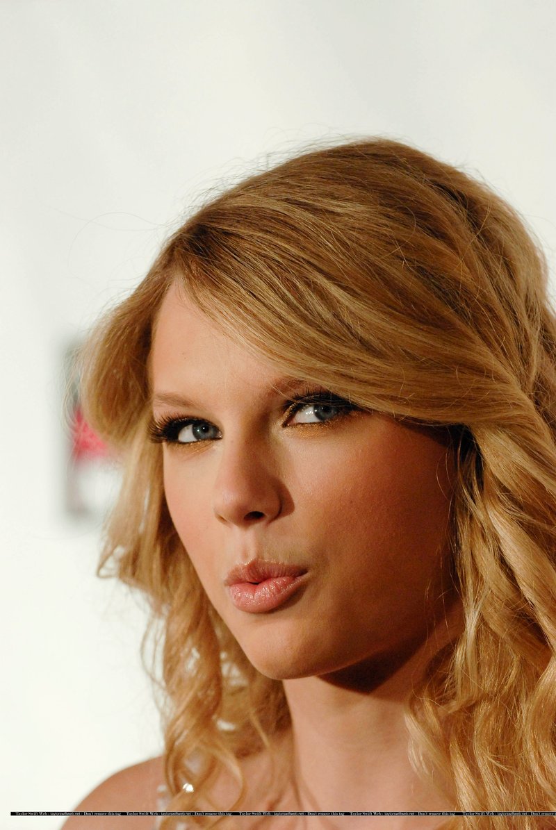 Taylor Swift — 5th Annual Candies Foundation Event to Prevent Benefit — photo 28