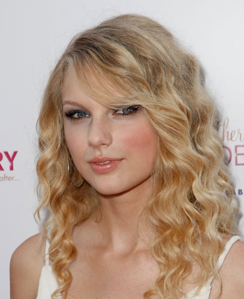 Taylor Swift — Another Cinderella Story Premiere — photo 1