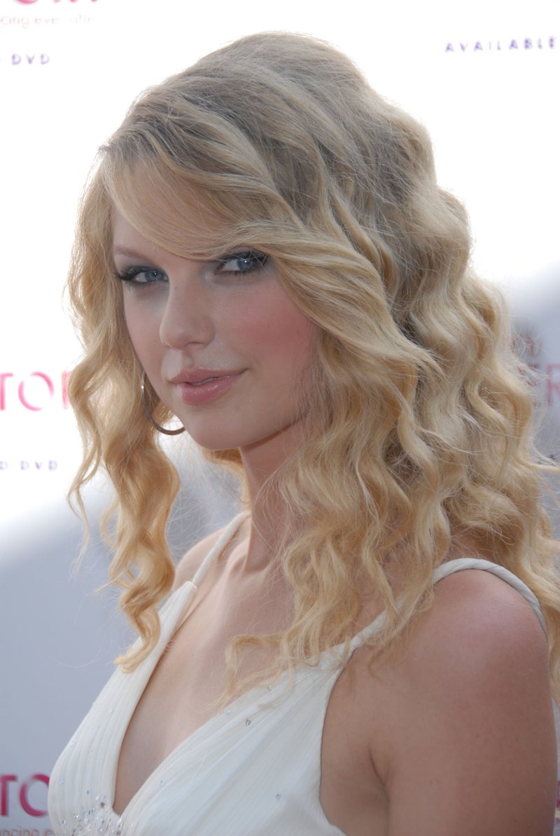 Taylor Swift — Another Cinderella Story Premiere — photo 2