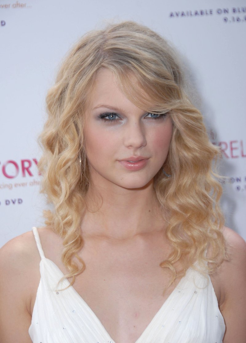 Taylor Swift — Another Cinderella Story Premiere — photo 3