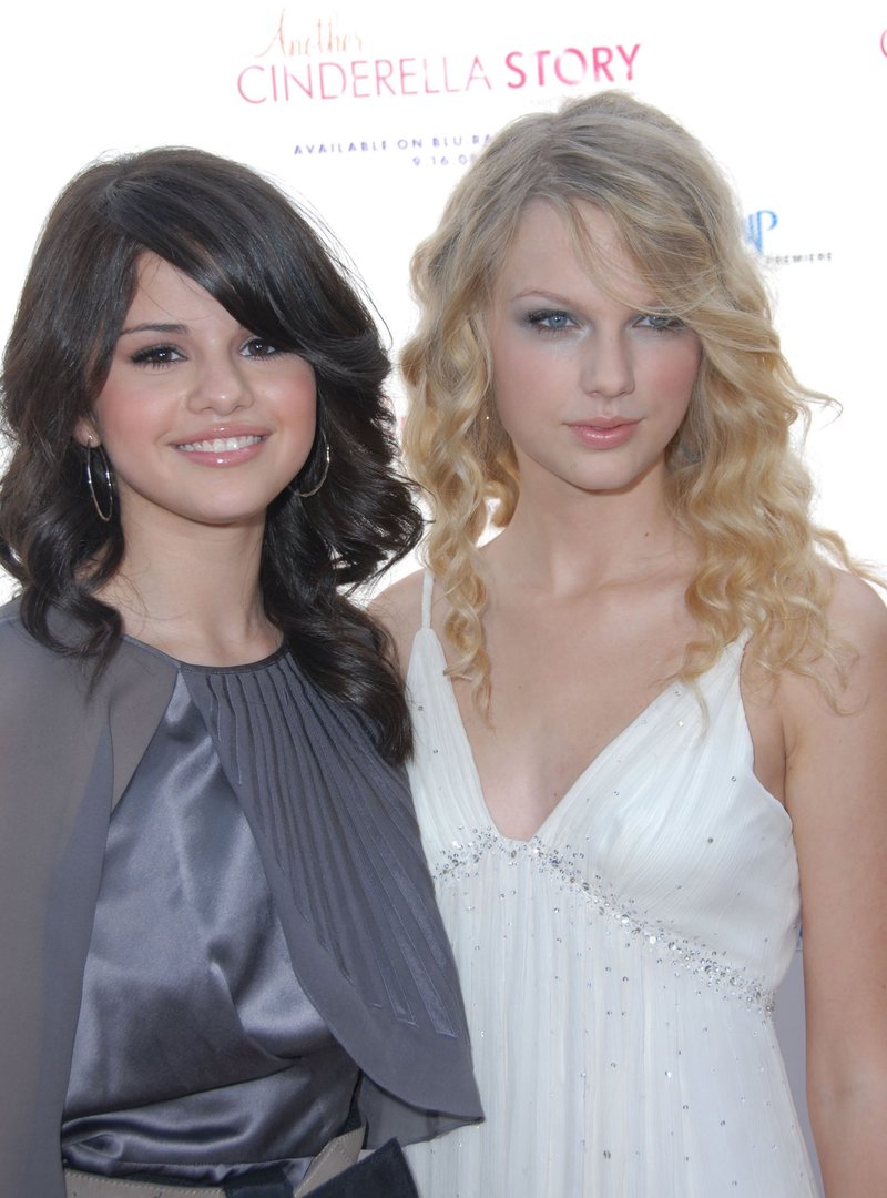 Taylor Swift — Another Cinderella Story Premiere — photo 4