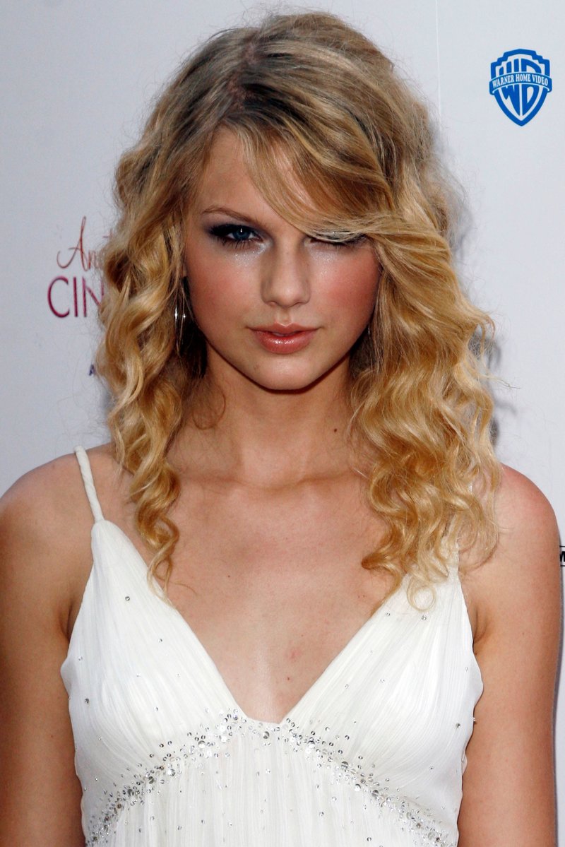 Taylor Swift — Another Cinderella Story Premiere — photo 19