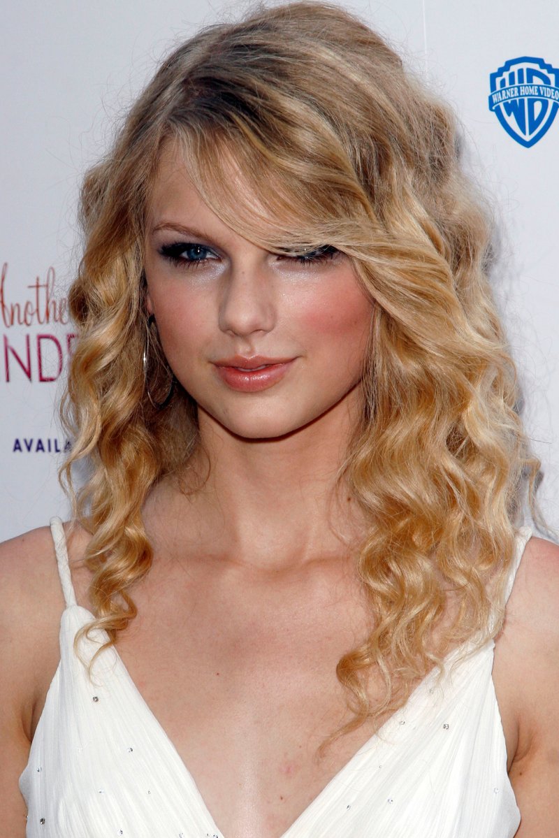 Taylor Swift — Another Cinderella Story Premiere — photo 21