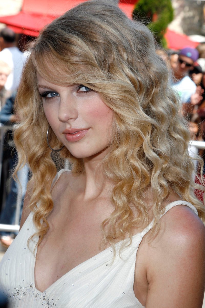 Taylor Swift — Another Cinderella Story Premiere — photo 28