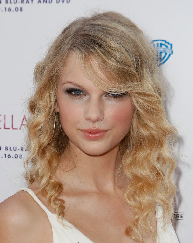 Taylor Swift — Another Cinderella Story Premiere — photo 37