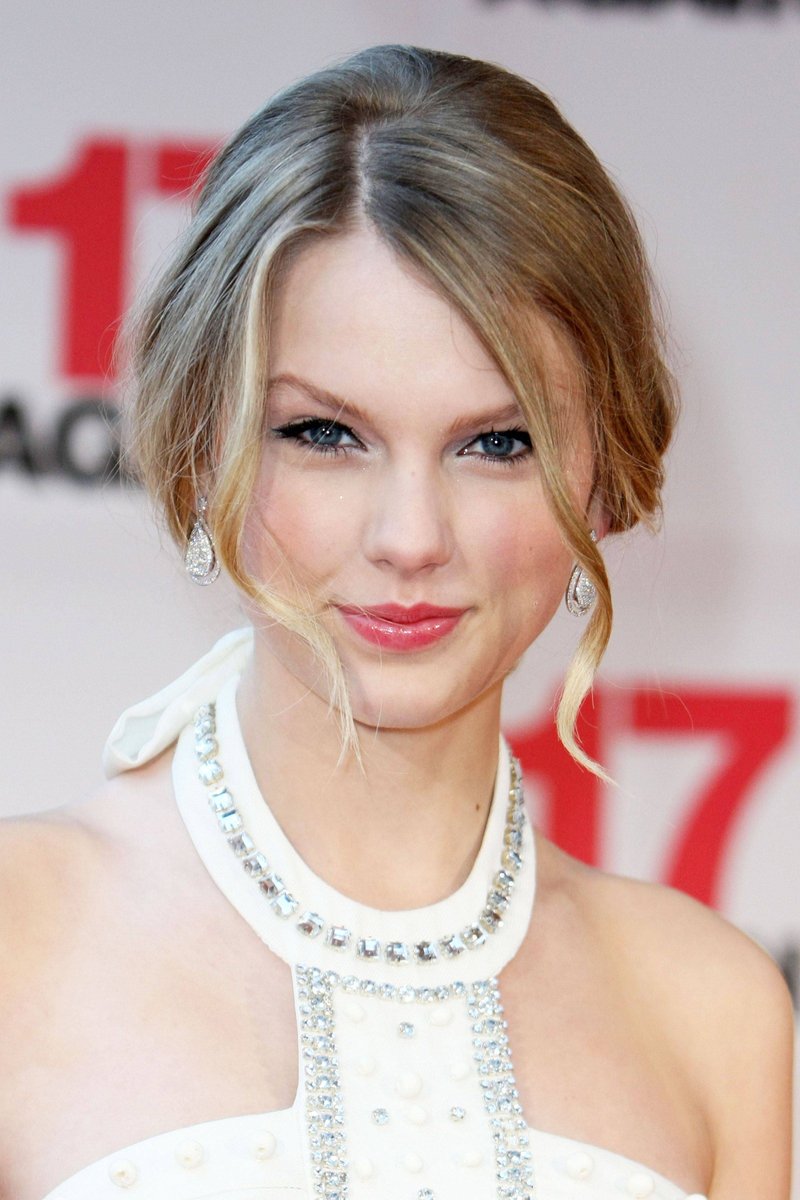Taylor Swift — "17 Again" Premiere — photo 5