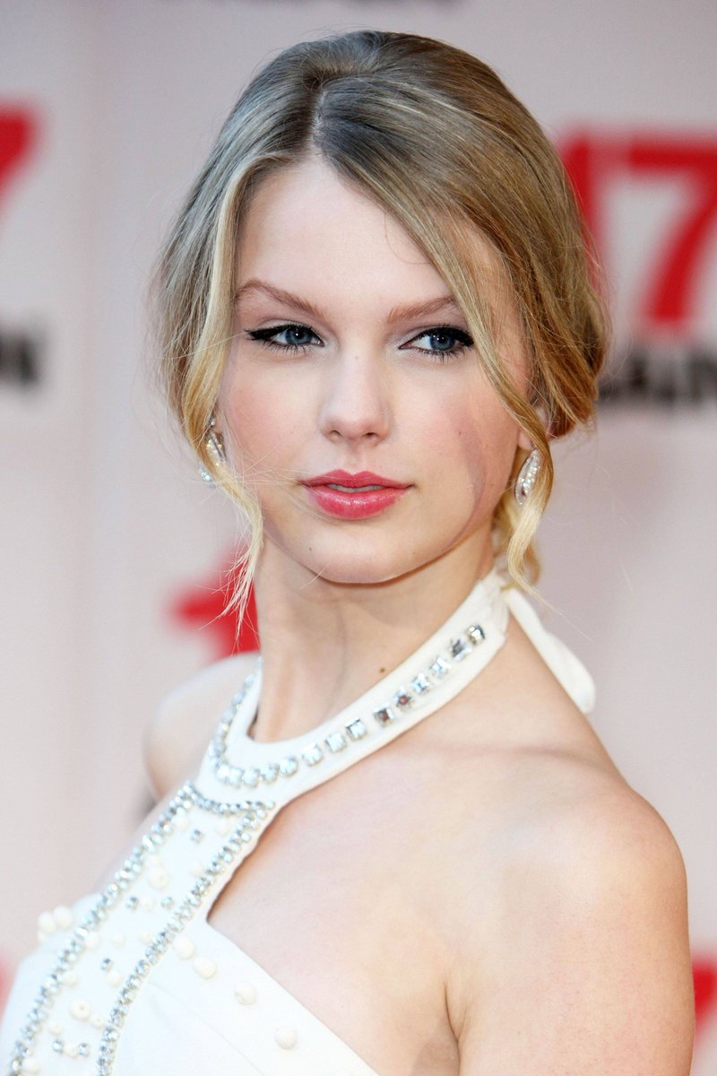 Taylor Swift — "17 Again" Premiere — photo 8