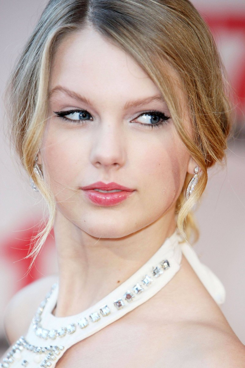 Taylor Swift — "17 Again" Premiere — photo 9