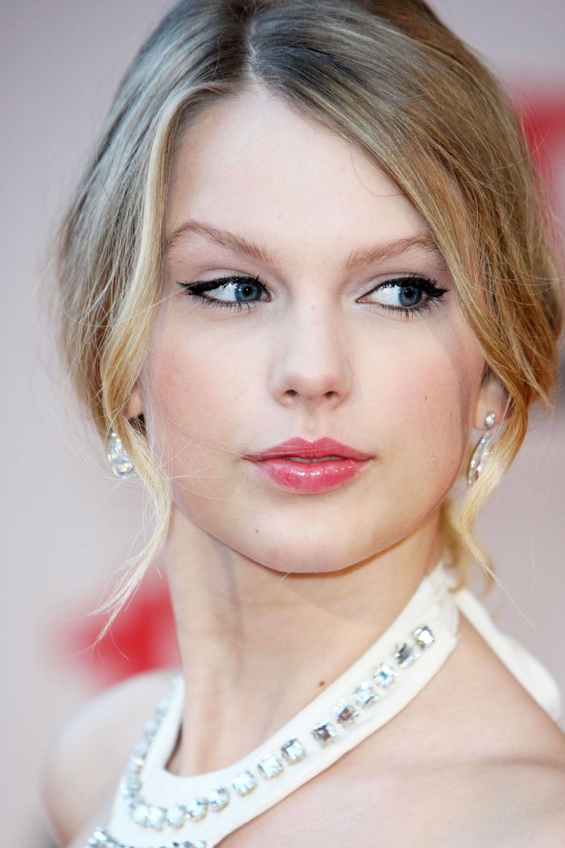 Taylor Swift — "17 Again" Premiere — photo 10