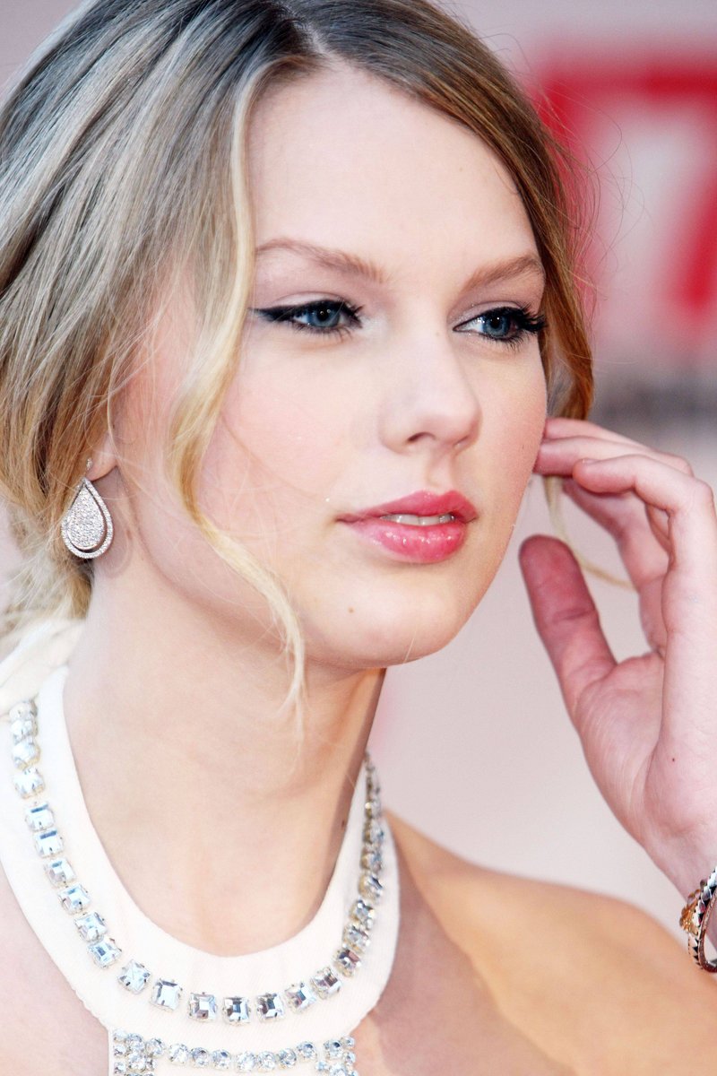Taylor Swift — "17 Again" Premiere — photo 12