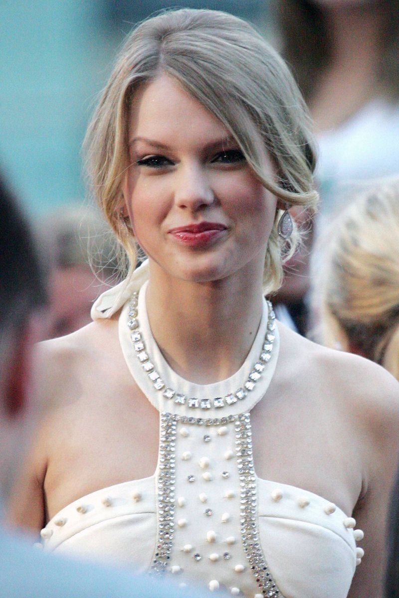 Taylor Swift — "17 Again" Premiere — photo 64