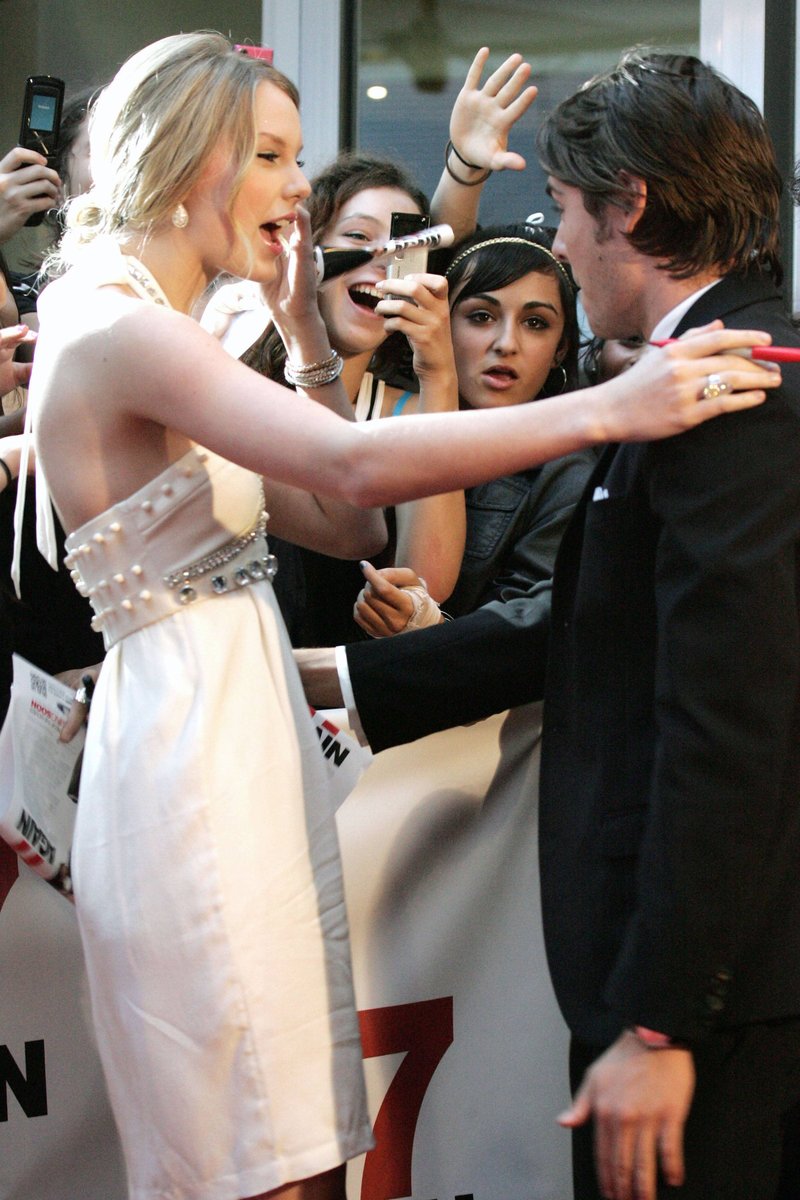 Taylor Swift — "17 Again" Premiere — photo 71