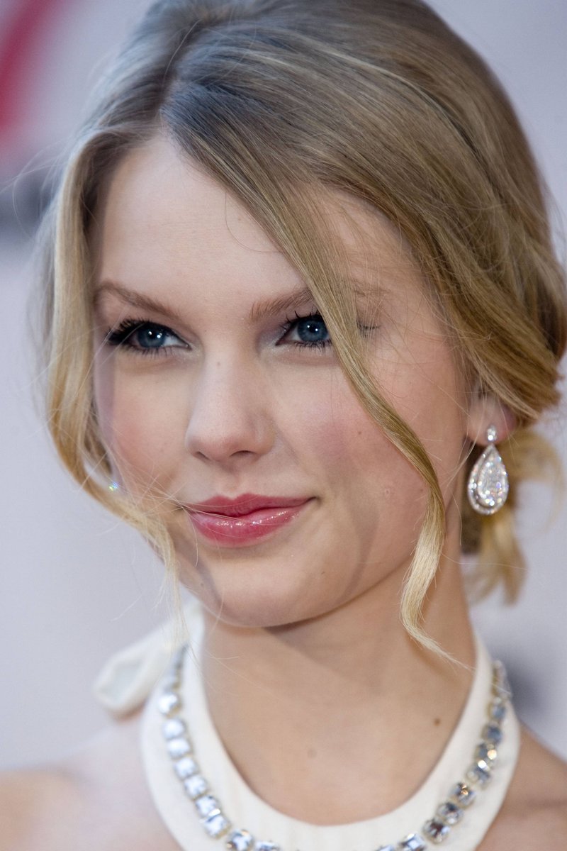 Taylor Swift — "17 Again" Premiere — photo 92