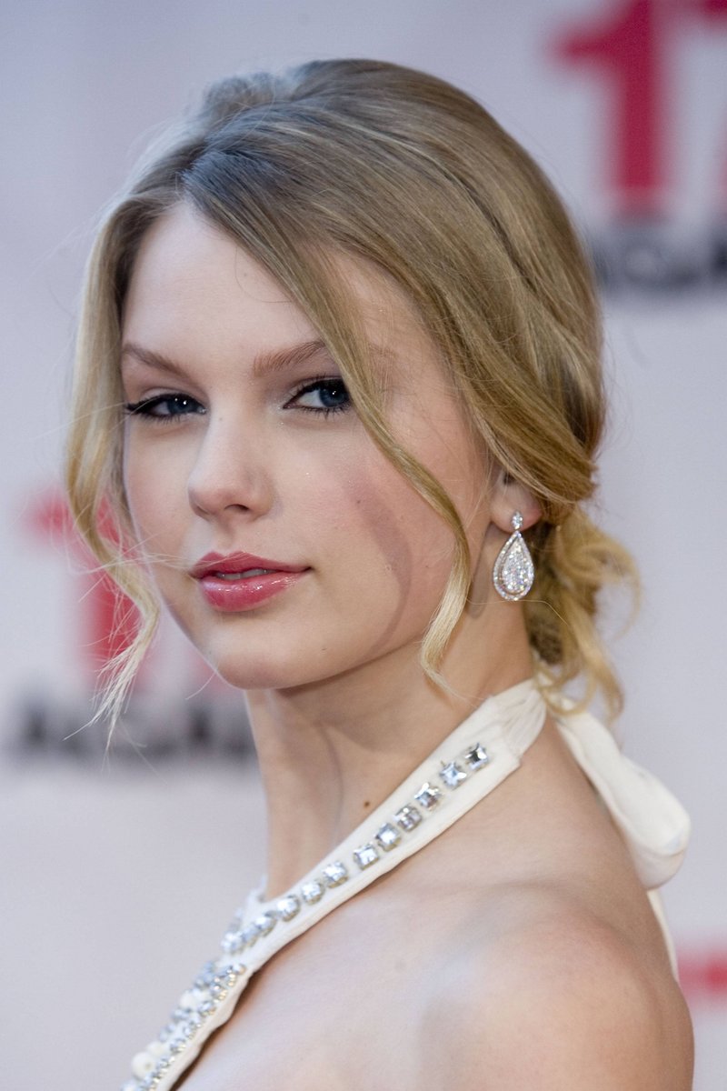 Taylor Swift — "17 Again" Premiere — photo 95