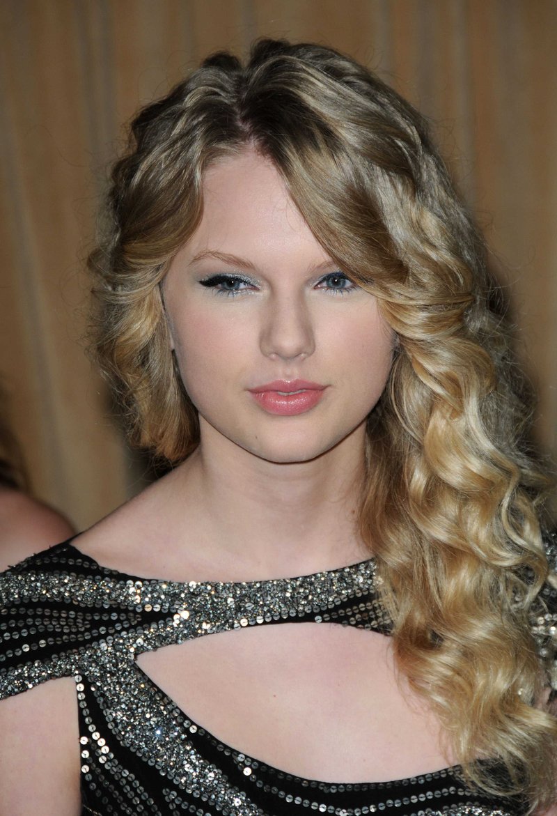 Taylor Swift — 51st Annual GRAMMY Awards - Salute To Icons: Clive Davis — photo 5