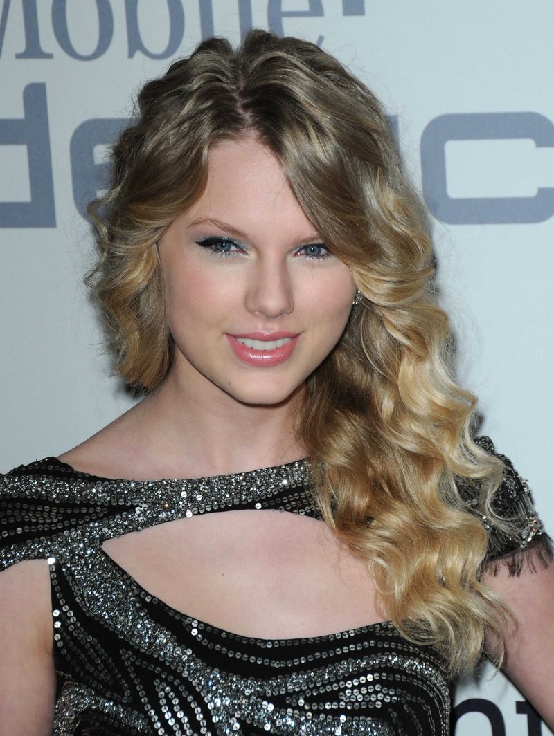 Taylor Swift — 51st Annual GRAMMY Awards - Salute To Icons: Clive Davis — photo 6