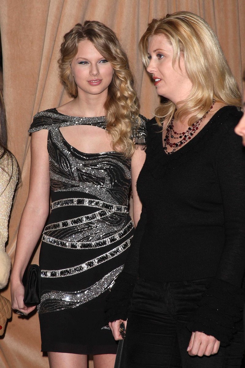 Taylor Swift — 51st Annual GRAMMY Awards - Salute To Icons: Clive Davis — photo 15