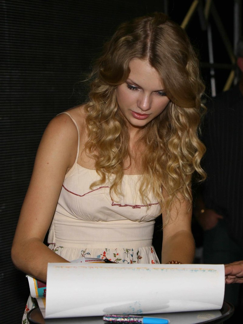 Taylor Swift — 2009 CMA Music Festival — photo 19