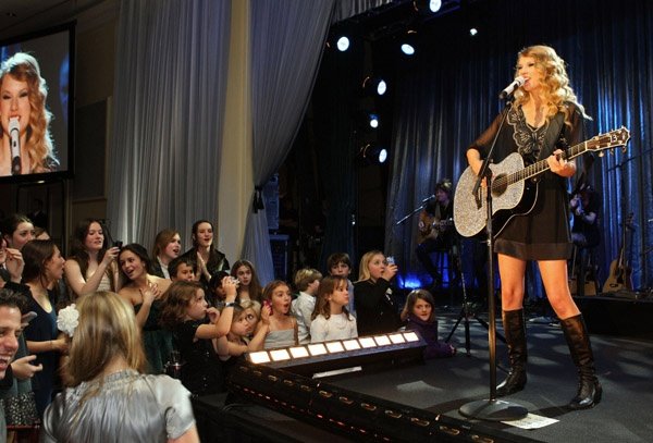 Taylor Swift at 13th Annual Unforgettable Evening Benefitting EIF — photo 3