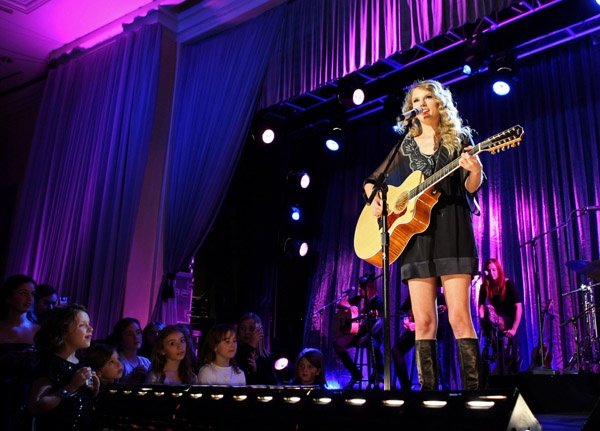 Taylor Swift at 13th Annual Unforgettable Evening Benefitting EIF — photo 4
