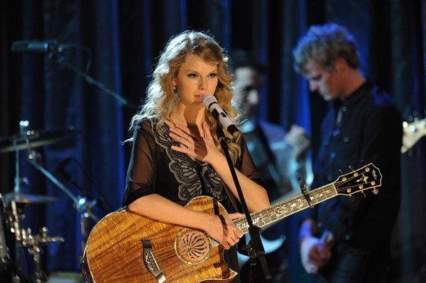 Taylor Swift at 13th Annual Unforgettable Evening Benefitting EIF — photo 9