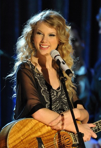 Taylor Swift at 13th Annual Unforgettable Evening Benefitting EIF — photo 10