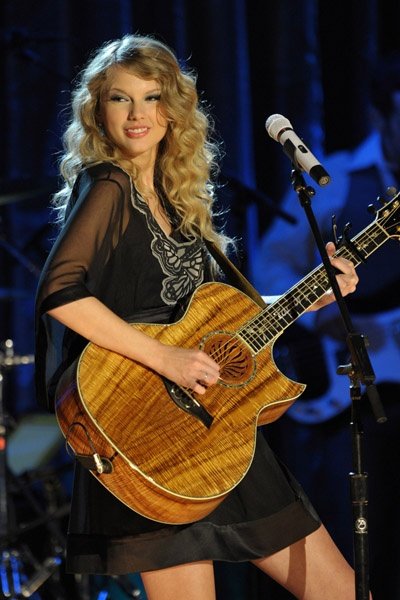 Taylor Swift at 13th Annual Unforgettable Evening Benefitting EIF — photo 12