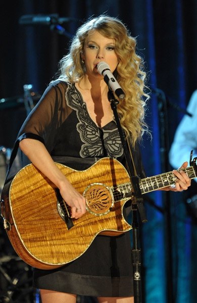 Taylor Swift at 13th Annual Unforgettable Evening Benefitting EIF — photo 13