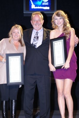 Taylor Swift at 40th Anniversary Nashville Songwriters Hall of Fame Dinner & Induction Ceremony — photo 6