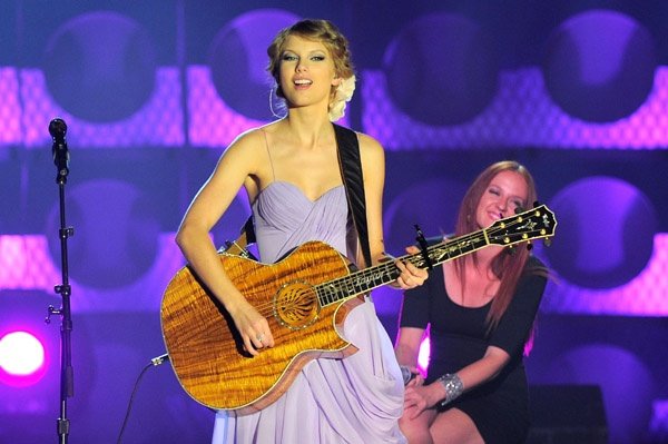 Taylor Swift at 41st Annual Songwriters Hall of Fame Ceremony — photo 34