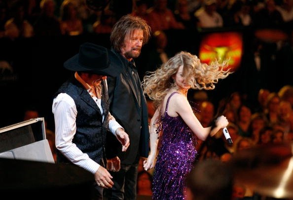 Taylor Swift at Brooks & Dunn's Tribute Concert: The Last Rodeo — photo 6
