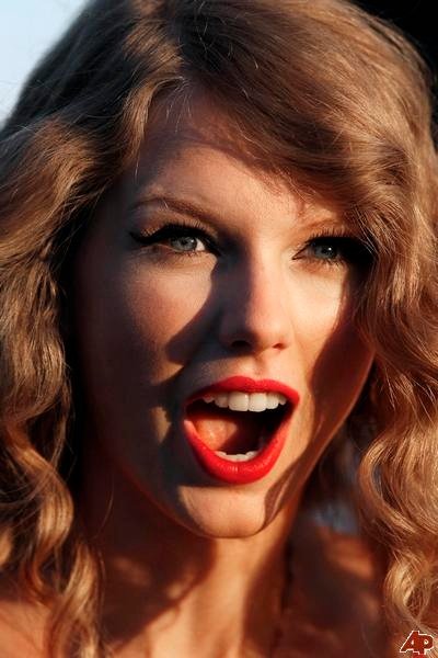 Taylor Swift at CMT Premieres: Taylor Swift "Mine" — photo 5