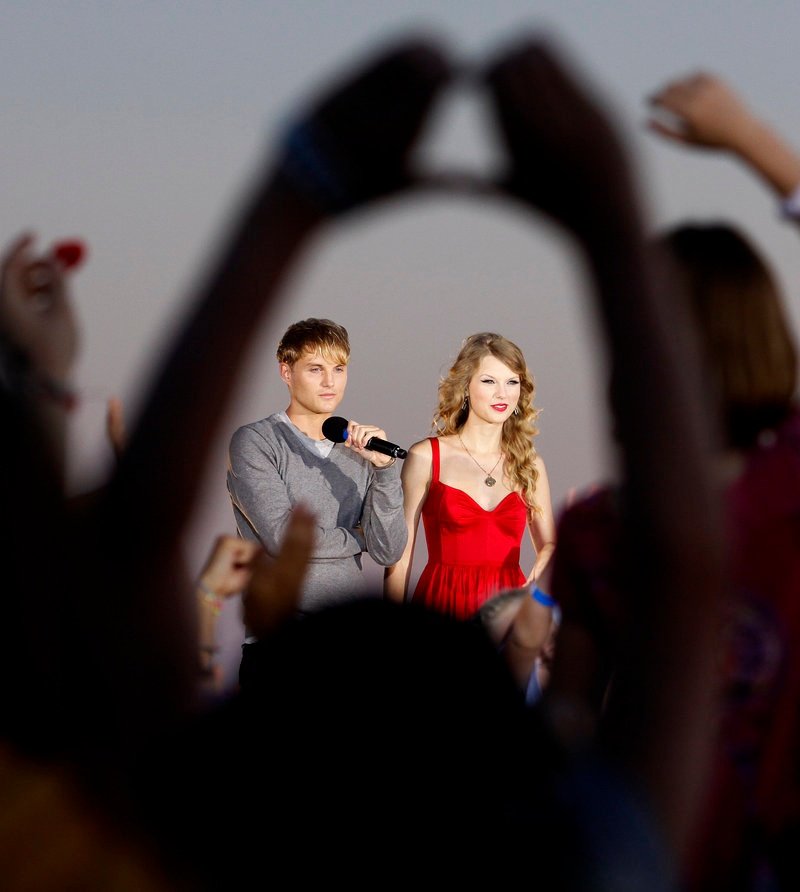 Taylor Swift at CMT Premieres: Taylor Swift "Mine" — photo 7