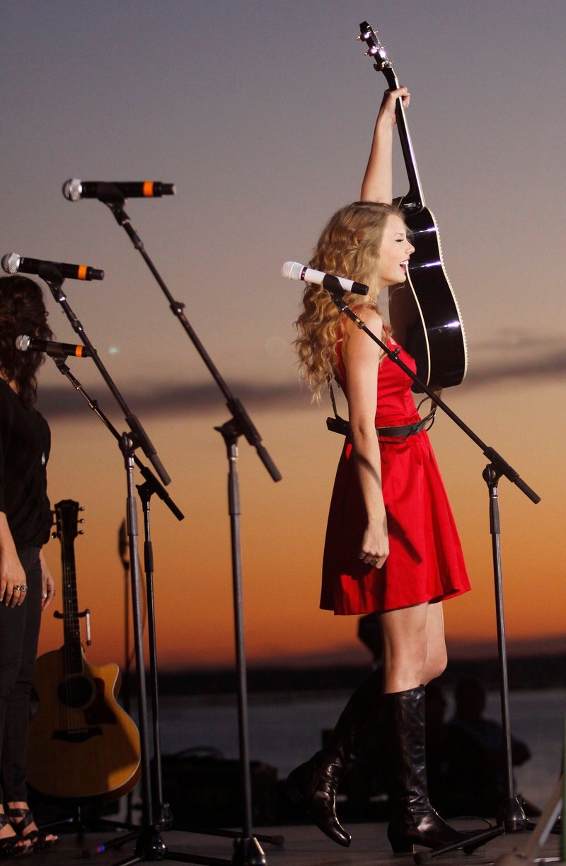 Taylor Swift at CMT Premieres: Taylor Swift "Mine" — photo 8