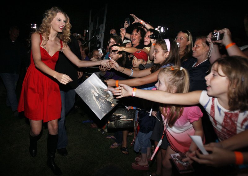 Taylor Swift at CMT Premieres: Taylor Swift "Mine" — photo 10