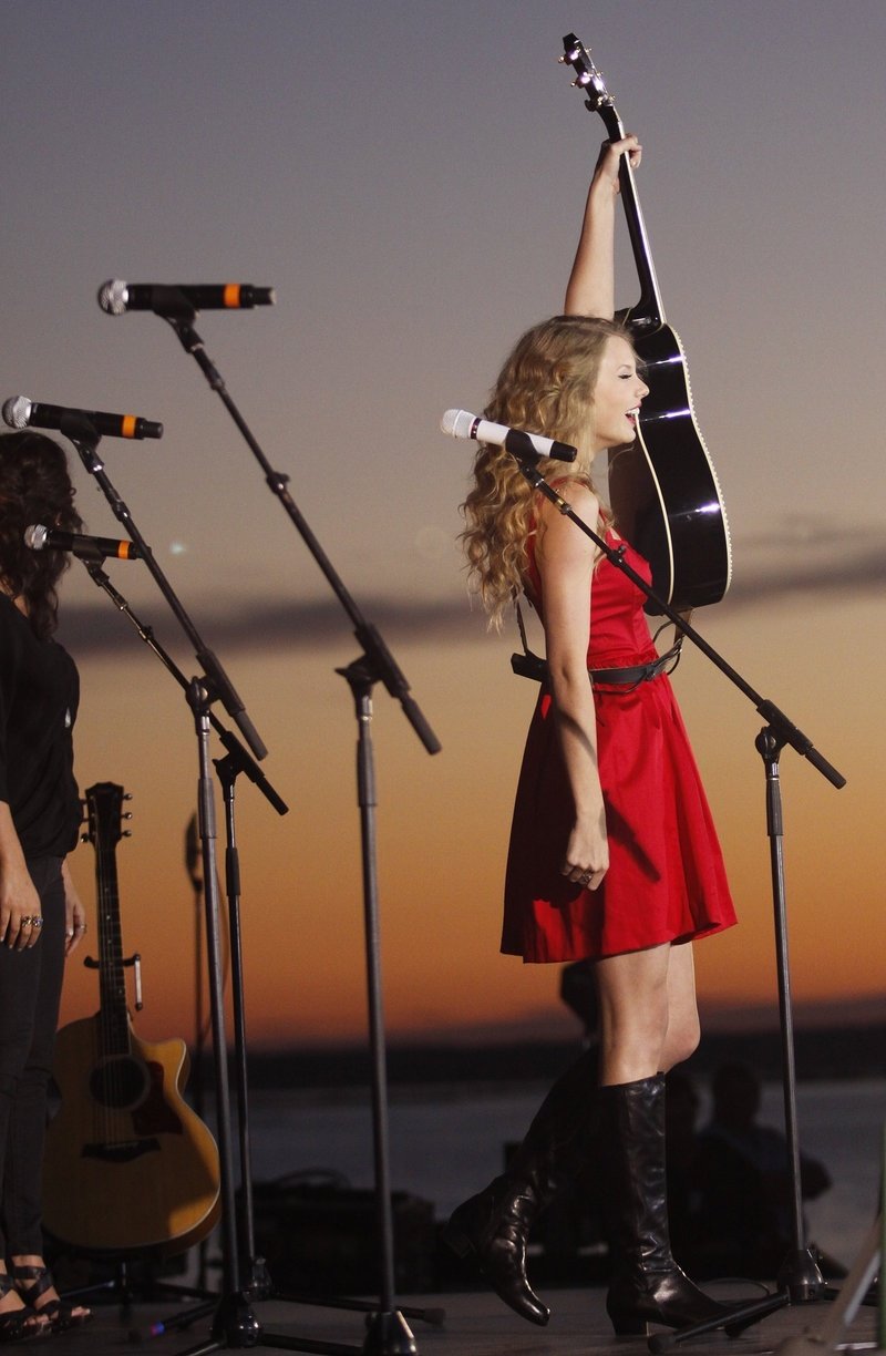 Taylor Swift at CMT Premieres: Taylor Swift "Mine" — photo 12