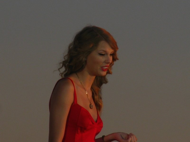 Taylor Swift at CMT Premieres: Taylor Swift "Mine" — photo 13