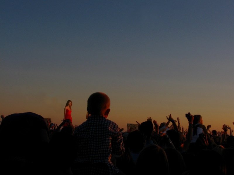 Taylor Swift at CMT Premieres: Taylor Swift "Mine" — photo 15