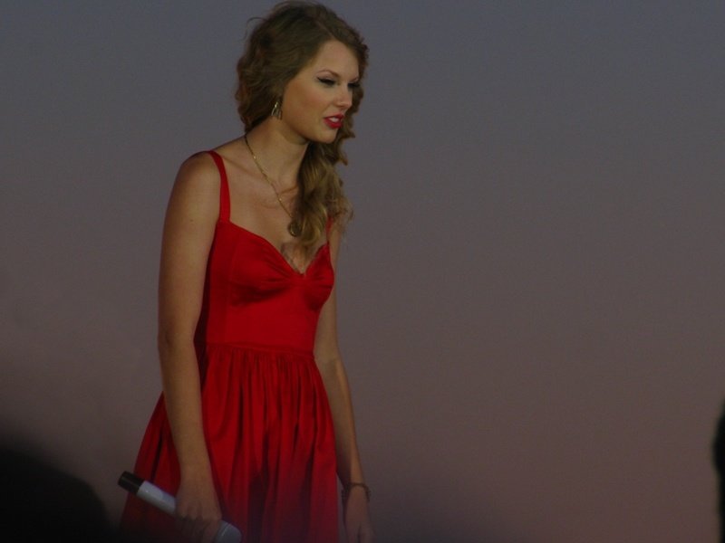 Taylor Swift at CMT Premieres: Taylor Swift "Mine" — photo 20