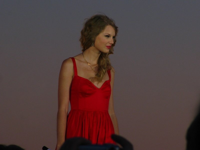 Taylor Swift at CMT Premieres: Taylor Swift "Mine" — photo 21