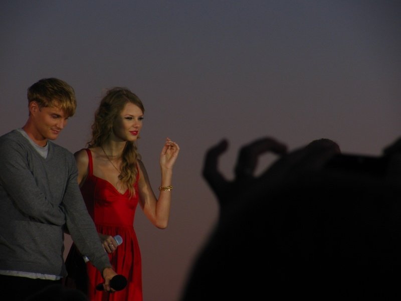 Taylor Swift at CMT Premieres: Taylor Swift "Mine" — photo 24