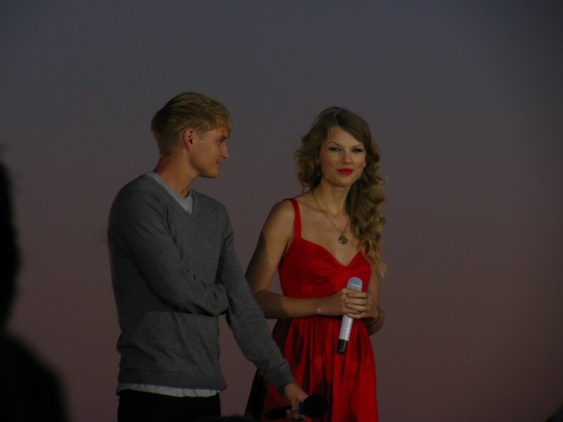 Taylor Swift at CMT Premieres: Taylor Swift "Mine" — photo 25