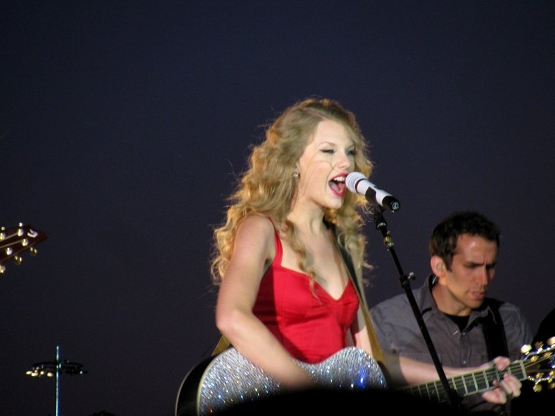 Taylor Swift at CMT Premieres: Taylor Swift "Mine" — photo 26