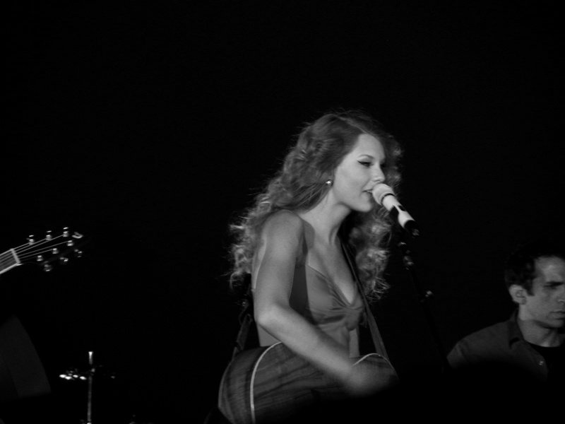 Taylor Swift at CMT Premieres: Taylor Swift "Mine" — photo 27