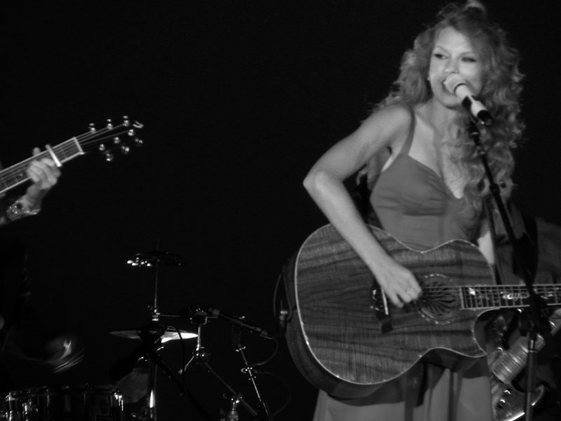 Taylor Swift at CMT Premieres: Taylor Swift "Mine" — photo 29