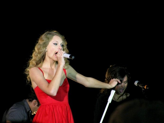 Taylor Swift at CMT Premieres: Taylor Swift "Mine" — photo 32