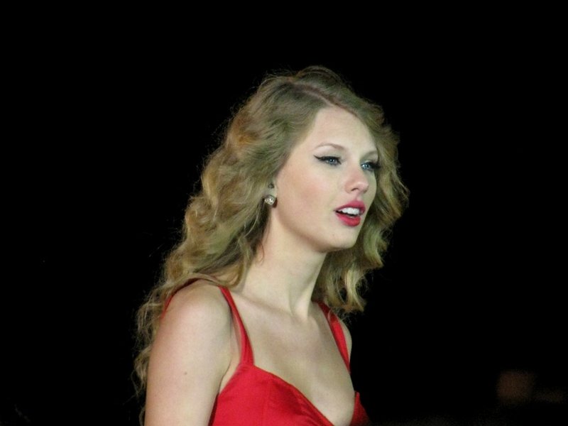 Taylor Swift at CMT Premieres: Taylor Swift "Mine" — photo 34