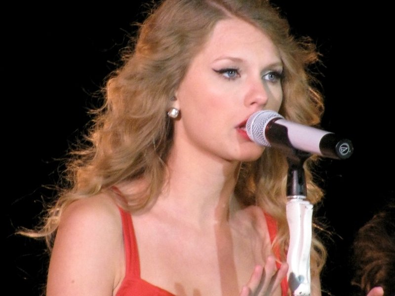 Taylor Swift at CMT Premieres: Taylor Swift "Mine" — photo 36