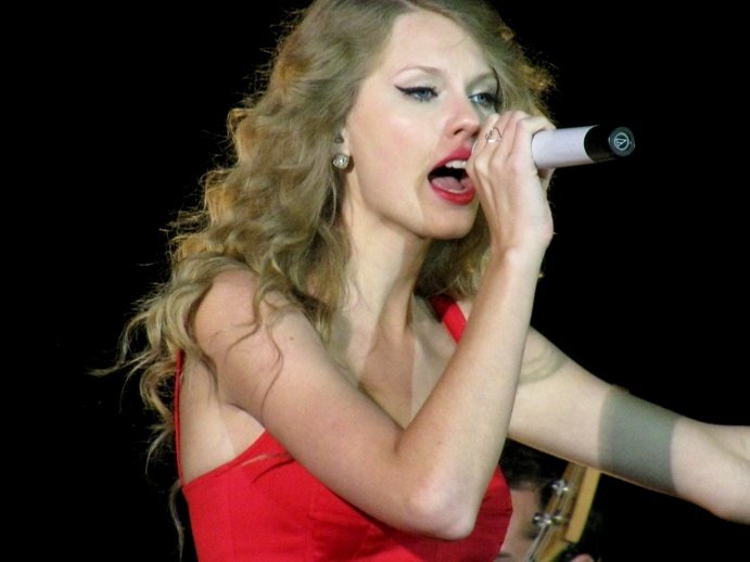 Taylor Swift at CMT Premieres: Taylor Swift "Mine" — photo 38