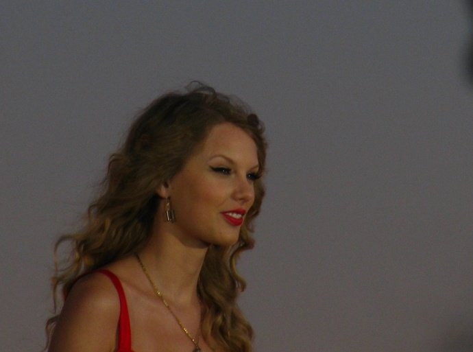 Taylor Swift at CMT Premieres: Taylor Swift "Mine" — photo 42